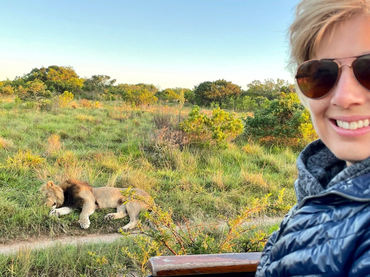 Foto Selfie von Heidi Berni auf Südafrika Safari mit Leu im Hintergrund